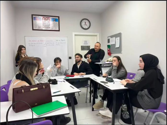 Bilgi yarışmasının galibi "Nuh'un gemisi" grubu oldu. Üniversiteli hukuk 3. sınıf öğrencimiz Av. Büşra Terzi'nin moderatörlüğünde yapılan 60 soruluk kritik yarışma kıran kırana geçti.
